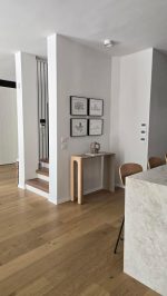 קונסולה דגם טל אסימטרית מברזל ורגל עץ סטודיו Nooshka - מידות 100x30x80