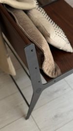 כורסת מעצבים מברזל ועץ אגוז סטודיו נושקה - עיצוב מודרני לפינת קריאה 60x63x73