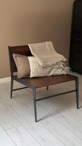 כורסת מעצבים מברזל ועץ אגוז סטודיו נושקה - עיצוב מודרני לפינת קריאה 60x63x73