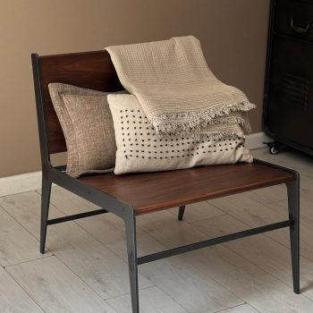 כורסת מעצבים מברזל ועץ אגוז סטודיו נושקה - עיצוב מודרני לפינת קריאה 60x63x73