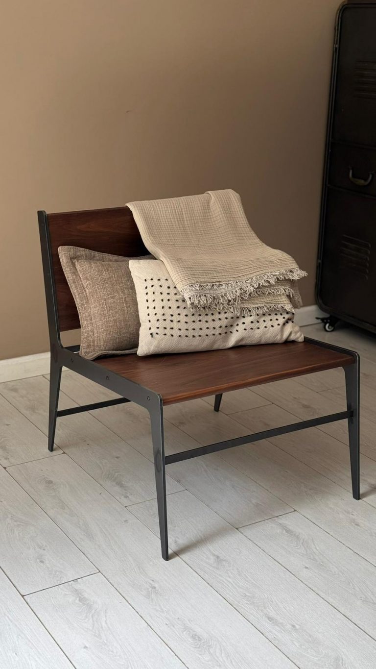 כורסת מעצבים מברזל ועץ אגוז סטודיו נושקה - עיצוב מודרני לפינת קריאה 60x63x73