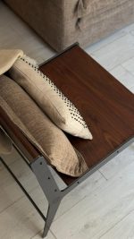 כורסת מעצבים מברזל ועץ אגוז סטודיו נושקה - עיצוב מודרני לפינת קריאה 60x63x73