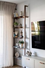 מזנון מרחף צבע קפה עם ידיות אגוז ומדפי עץ אגוז סטודיו נושקה - קיר טלויזיה בהתאמה אישית