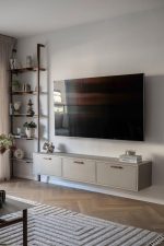 מזנון מרחף צבע קפה עם ידיות אגוז ומדפי עץ אגוז סטודיו נושקה - קיר טלויזיה בהתאמה אישית