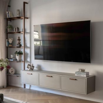 מזנון מרחף צבע קפה עם ידיות אגוז ומדפי עץ אגוז סטודיו נושקה - קיר טלויזיה בהתאמה אישית