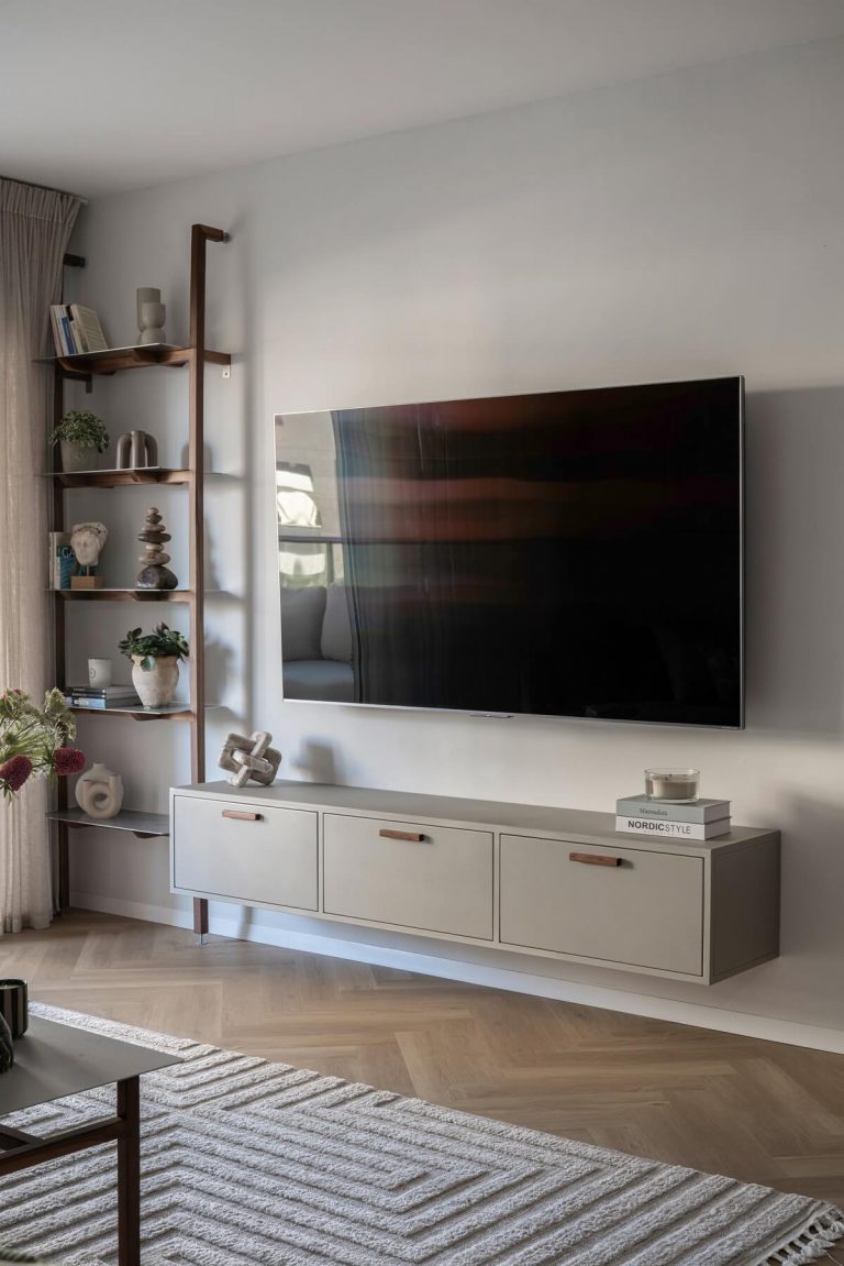 מזנון מרחף צבע קפה עם ידיות אגוז ומדפי עץ אגוז סטודיו נושקה - קיר טלויזיה בהתאמה אישית