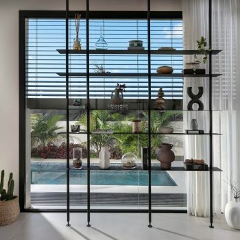 קיר מחיצה עמודים מברזל שחור בהתאמה אישית סטודיו נושקה - הפרדת חללים מעוצבת