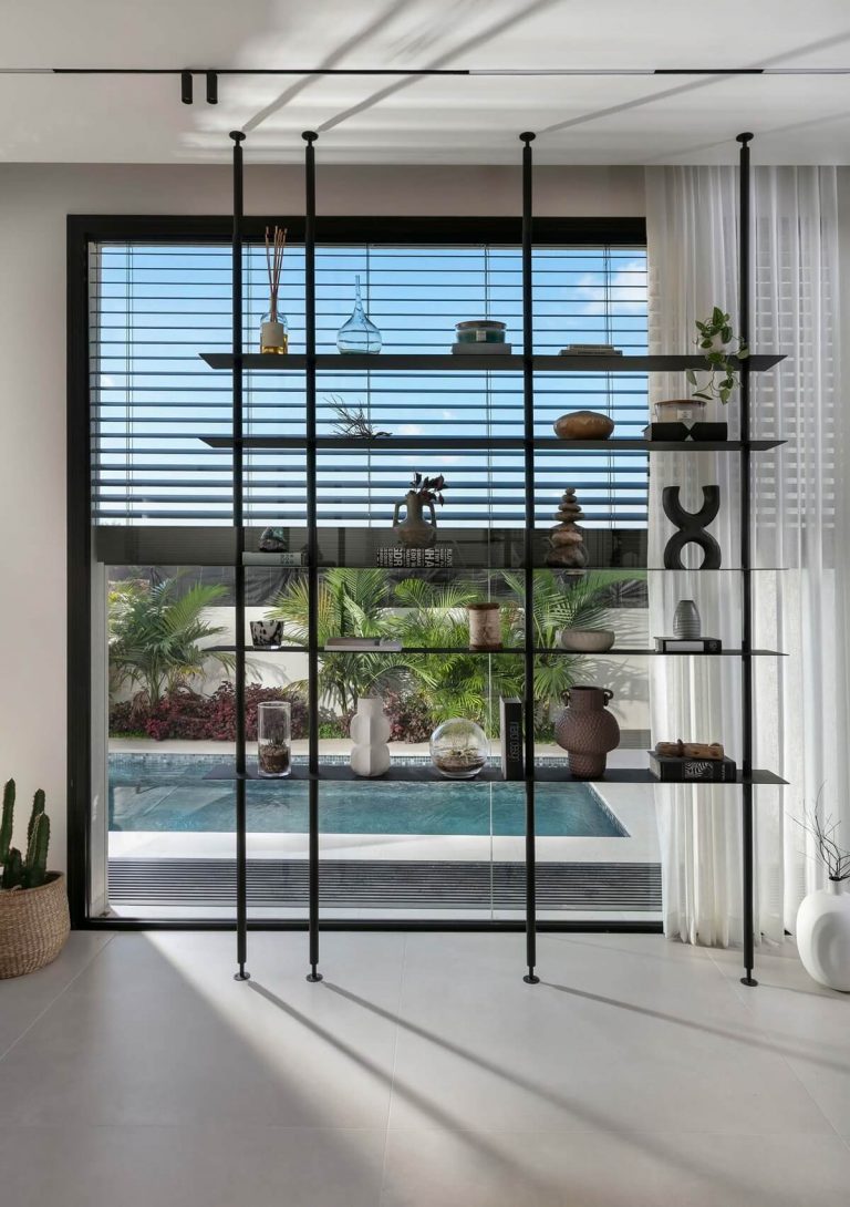 קיר מחיצה עמודים מברזל שחור בהתאמה אישית סטודיו נושקה - הפרדת חללים מעוצבת