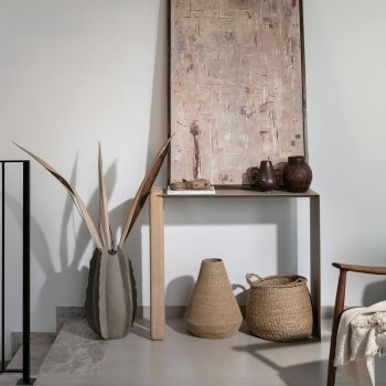 קונסולה דגם טל אסימטרית מברזל ורגל עץ סטודיו Nooshka - מידות 100x30x80