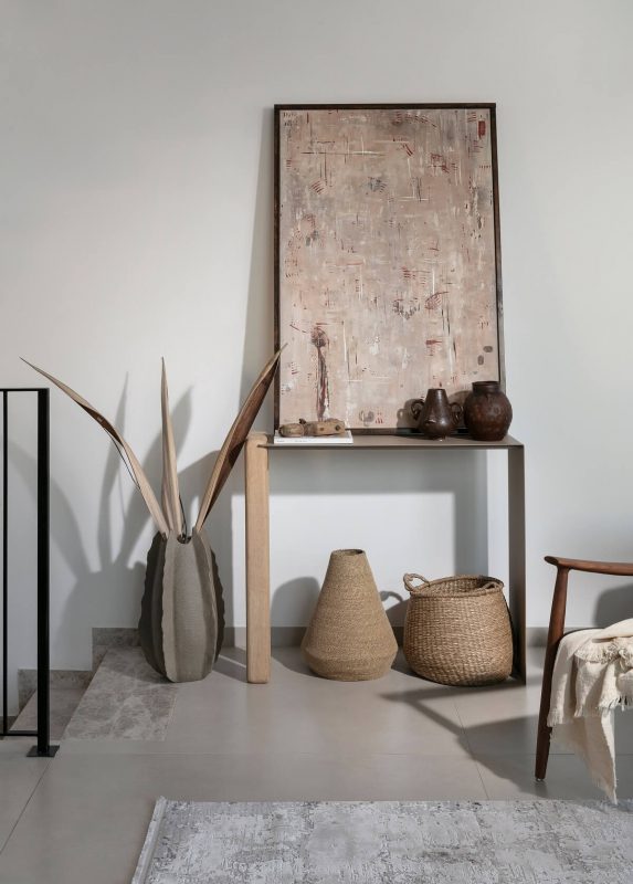 קונסולה דגם טל אסימטרית מברזל ורגל עץ סטודיו Nooshka - מידות 100x30x80