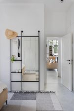 מראה שחורה עם מתלה ומדפים דגם עמודים סטודיו נושקה לעיצוב הכניסה לבית