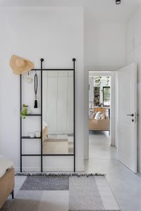 מראה שחורה עם מתלה ומדפים דגם עמודים סטודיו נושקה לעיצוב הכניסה לבית