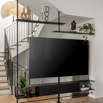 מחיצת טלוויזיה מברזל שחור דגם עמודים אלכסון סטודיו נושקה - הפרדת חללים ומידוף בהתאמה אישית