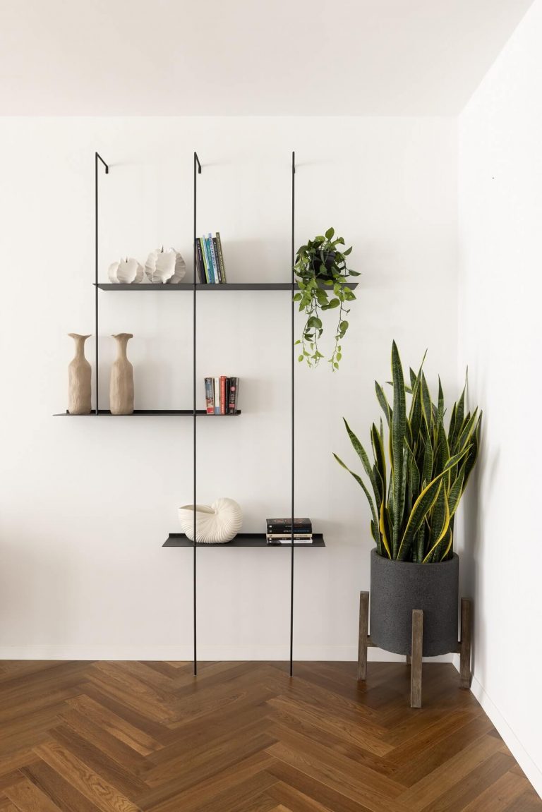 ספריית ברזל שחורה גבוהה דגם בריקסטון מקופל סטודיו נושקה - עיצוב קיר כוח 285 ס"מ