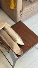 כורסת מעצבים מברזל ועץ אגוז סטודיו נושקה - עיצוב מודרני לפינת קריאה 60x63x73