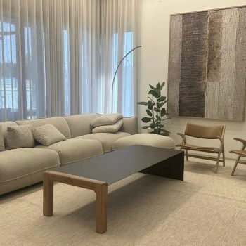 שולחן סלון מודרני דגם טל אסימטרי מברזל כהה ורגל עץ מסיבית סטודיו נושקה - 180x75x42