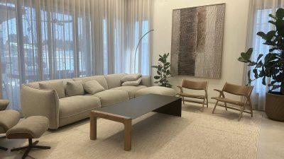 שולחן סלון מודרני דגם טל אסימטרי מברזל כהה ורגל עץ מסיבית סטודיו נושקה - 180x75x42