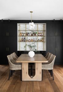 בר תלוי יוקרתי מפליז בהתאמה אישית סטודיו נושקה - עיצוב נישת משקאות ויין יוקרתית